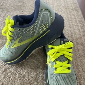 Brooks Ghost 14 Women’s sz 5